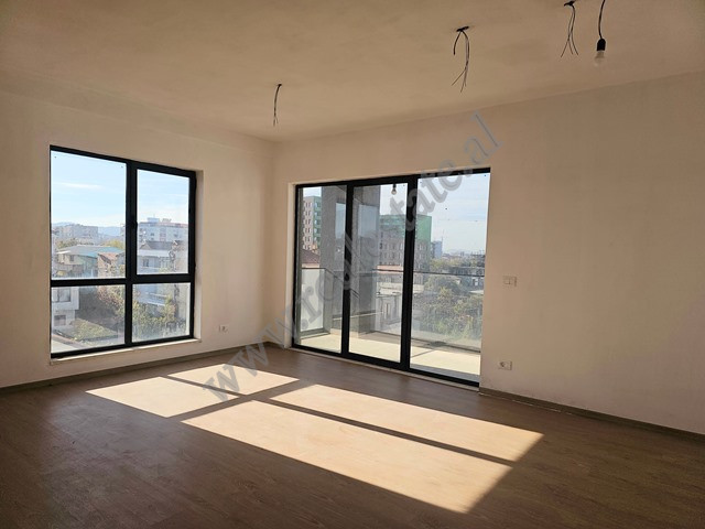 Ambient zyre me qira ne fund te rruges 5 Maji, prane shkolles Ardian Klosi,&nbsp;ne Tirane.
Pozicio